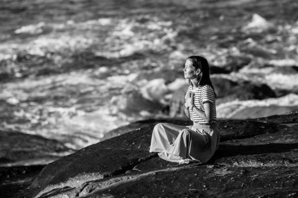 Uma Mulher Meditar Nas Rochas Oceano Atlântico Foto Preto Branco — Fotografia de Stock