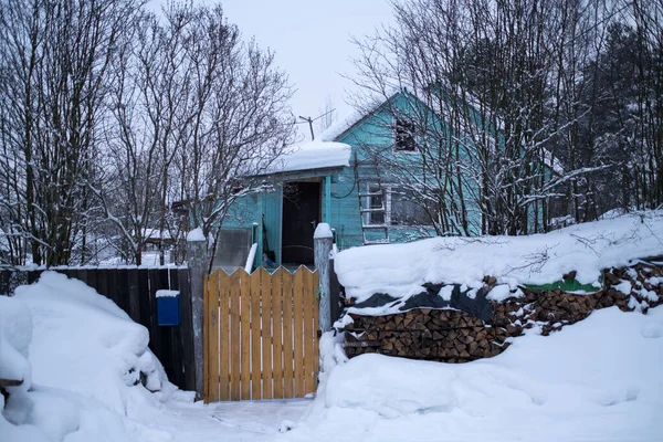Vista Casa Típica Pueblo Invierno Nevado Norte Rusia — Foto de Stock