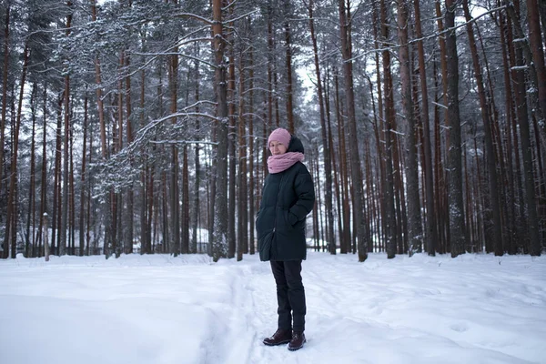 Eine Frau Einem Kiefernpark Verschneiten Winter Nordrussland — Stockfoto