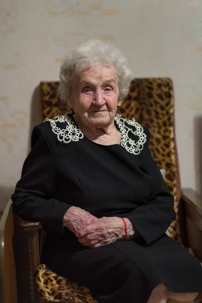 一个老妇人坐在扶手椅上的画像 — 图库照片