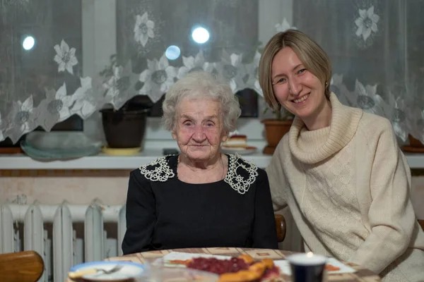 Yetişkin Kızıyla Masada Oturan Yaşlı Bir Kadın — Stok fotoğraf