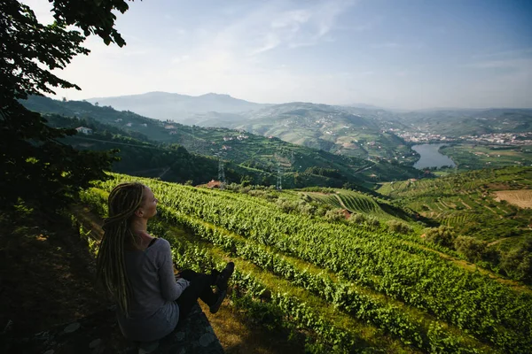 Молодая Женщина Смотрит Долину Дору Холма Порту Португалия — стоковое фото