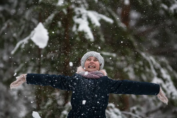 Маленька Дівчинка Розважається Зимовому Сніжному Парку — стокове фото
