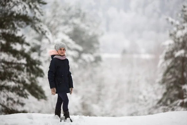 Mała Dziewczynka Pozuje Zimowym Śnieżnym Lesie Świerkowym — Zdjęcie stockowe