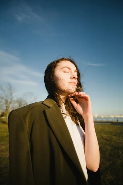 Una Ragazza Alla Moda Una Giacca Posa All Aperto — Foto Stock