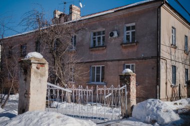 Rusya 'nın Voronezh şehrindeki tipik bir binanın cephesi.