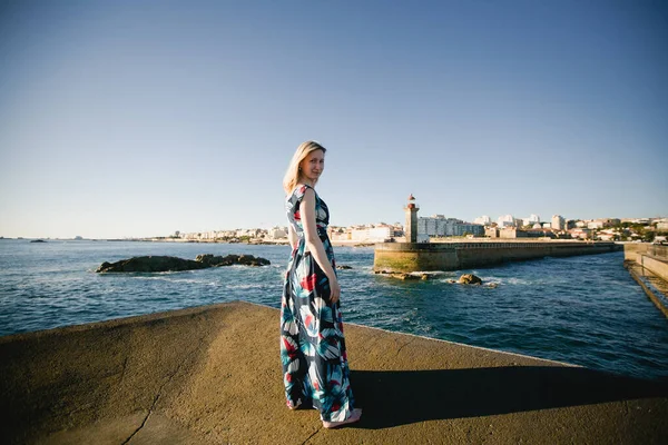 Mladá Žena Stojí Molu Pobřeží Atlantiku — Stock fotografie