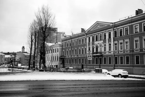 冬のグリボエドフ運河堤防の建物のビュー サンクトペテルブルク ロシア 白黒写真 — ストック写真