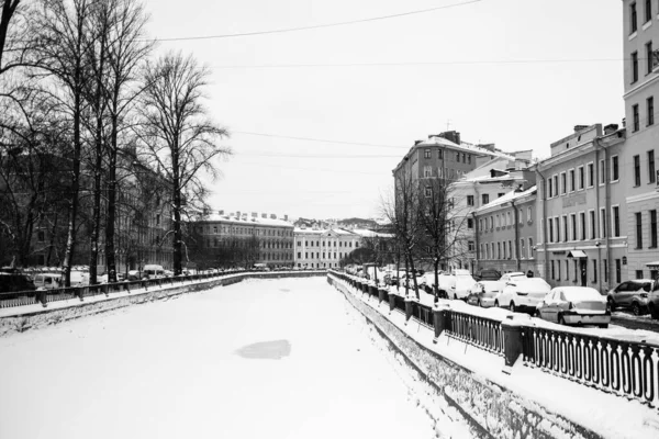 冬の氷の下でGriboyedov運河のビュー サンクトペテルブルク ロシア 白黒写真 — ストック写真