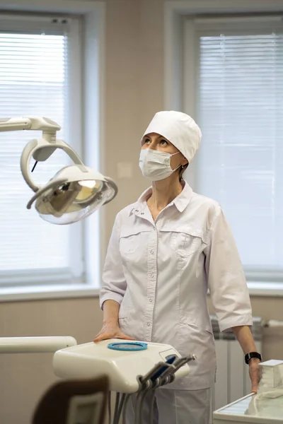 Dentista Feminina Seu Consultório Médico Usando Uma Máscara Facial — Fotografia de Stock