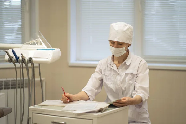 Uma Dentista Feminina Está Redigir Documentos Enquanto Está Sentada Uma — Fotografia de Stock