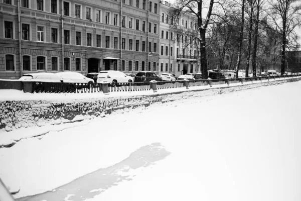 冬のグリボエドフ運河堤防のビュー サンクトペテルブルク ロシア 白黒写真 — ストック写真