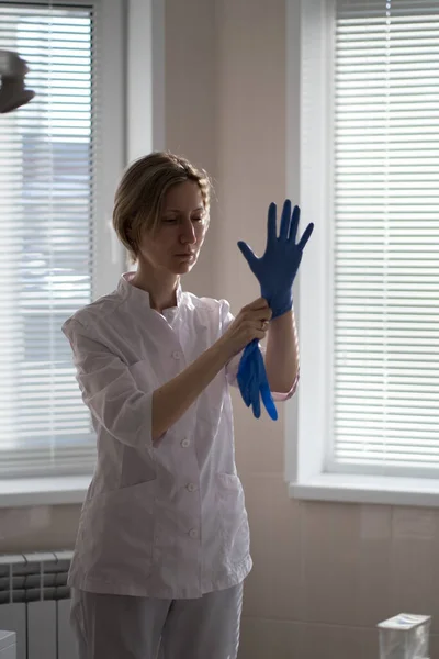 Tandläkare Hennes Läkarmottagning Bär Blå Uniformshandskar Händerna — Stockfoto