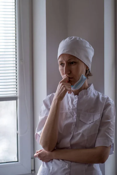 Een Vrouwelijke Arts Met Een Masker Haar Gezicht Staat Bij — Stockfoto