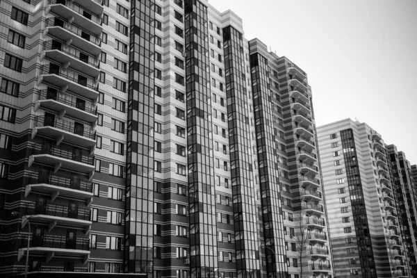 俄罗斯沃罗涅日的新住宅建筑视图 黑白照片 — 图库照片