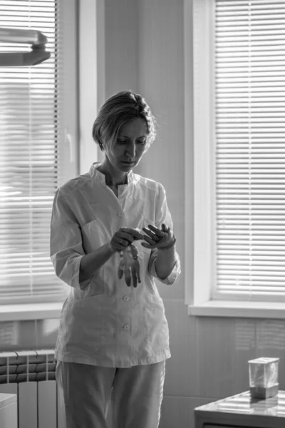 Female Dentist Wears Medical Gloves Black White Photo — Stock Photo, Image