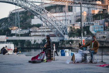 PORTO, PORTUGAL JAN 13, 2022: eski Porto sokaklarından biri. Portekiz, covid-19 koronavirüs salgınıyla ilgili olarak aylarca süren karantinadan sonra, kısıtlamaların kaldırılması için yavaş yavaş harekete geçilmektedir.. 