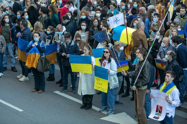 Portugal Feb 2022 在一次反对俄罗斯入侵乌克兰的示威中 在俄罗斯领事馆前举行了支持乌克兰的集会 — 图库照片