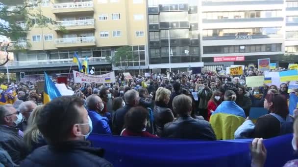 Portugal Feb 2022 在一次反对俄罗斯入侵乌克兰的示威中 在俄罗斯领事馆前举行了支持乌克兰的集会 — 图库视频影像