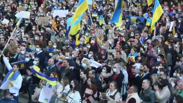 Porto ポルトガル 2月27 2022 ウクライナのロシアの侵略に対するデモ中 ロシア領事館前でウクライナを支援するラリーが開催されました — ストック動画