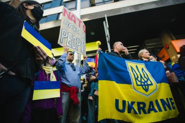 PORTO, PORTUGAL - 27 Şubat 2022: Rusya 'nın Ukrayna' yı işgaline karşı bir gösteri sırasında. Ukrayna 'ya destek için Rus Konsolosluğu önünde mitingler düzenlendi..