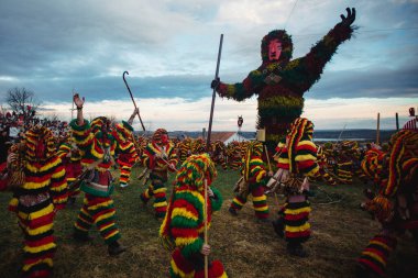 PODENCE, PORTUGAL - MAR 1, 2022: Podence köyünde düzenlenen antik karnaval sırasında. Kuzey Portekiz 'in en önemli geleneksel etkinliklerinden biri olan UNESCO' nun Soyut Dünya Mirası.