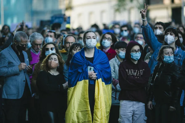 Portugal Feb 2022 在一次反对俄罗斯入侵乌克兰的示威中 在俄罗斯领事馆前举行了支持乌克兰的集会 — 图库照片