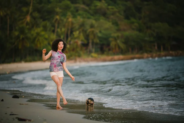 Uma Jovem Passeia Brincando Linha Surf Mar — Fotografia de Stock