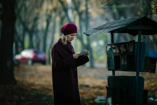 Une Femme Près Des Boîtes Aux Lettres Lisant Une Lettre — Photo