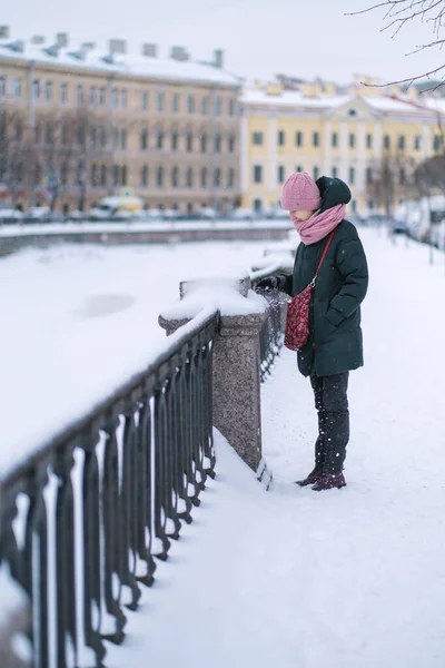 ロシアのサンクト ペテルブルクの冬のグリボエドフ運河近くに立つ女性 — ストック写真