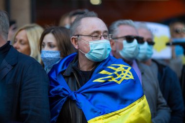 PORTO, PORTUGAL - 27 Şubat 2022: Rusya 'nın Ukrayna' yı işgaline karşı bir gösteri sırasında. Ukrayna 'ya destek için Rus Konsolosluğu önünde mitingler düzenlendi..