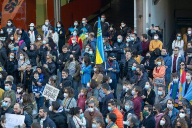 PORTO, PORTUGAL - 27 Şubat 2022: Rusya 'nın Ukrayna' yı işgaline karşı bir gösteri sırasında. Ukrayna 'ya destek için Rus Konsolosluğu önünde mitingler düzenlendi..