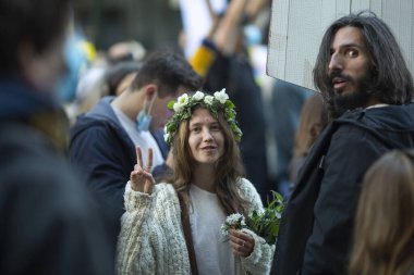 PORTO, PORTUGAL - 27 Şubat 2022: Rusya 'nın Ukrayna' yı işgaline karşı bir gösteri sırasında. Ukrayna 'ya destek için Rus Konsolosluğu önünde mitingler düzenlendi..