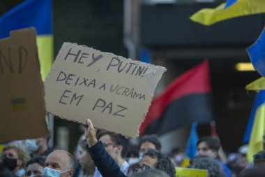 PORTO, PORTUGAL - 27 Şubat 2022: Rusya 'nın Ukrayna' yı işgaline karşı bir gösteri sırasında. Ukrayna 'ya destek için Rus Konsolosluğu önünde mitingler düzenlendi..