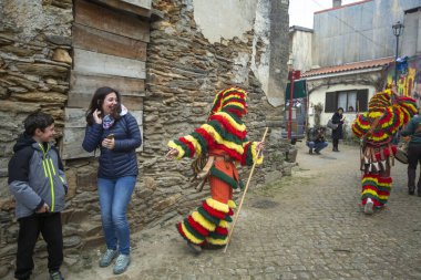 PODENCE, PORTUGAL - MAR 1, 2022: Podence köyünde düzenlenen antik karnaval sırasında. Kuzey Portekiz 'in en önemli geleneksel etkinliklerinden biri olan UNESCO' nun Soyut Dünya Mirası.
