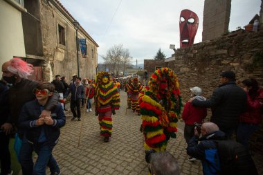 PODENCE, PORTUGAL - MAR 1, 2022: Podence köyünde düzenlenen antik karnaval sırasında. Kuzey Portekiz 'in en önemli geleneksel etkinliklerinden biri olan UNESCO' nun Soyut Dünya Mirası.