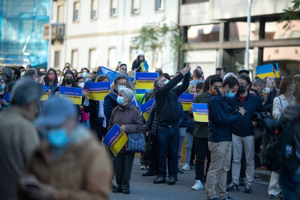 Porto ポルトガル 2月27 2022 ウクライナのロシアの侵略に対するデモ中 ロシア領事館前でウクライナを支援するラリーが開催されました — ストック写真