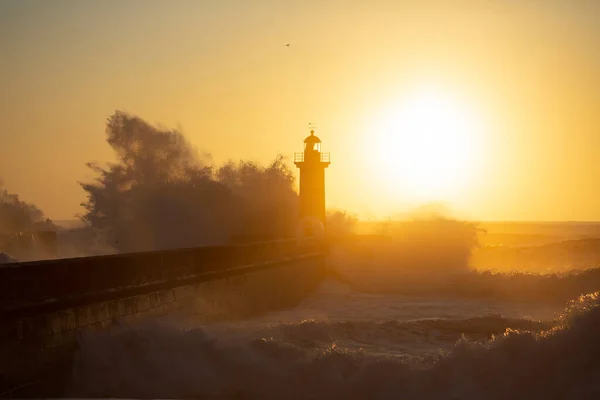 巨大的大西洋波浪在波尔图的一个海滩上 背景是灯塔 葡萄牙 — 图库照片