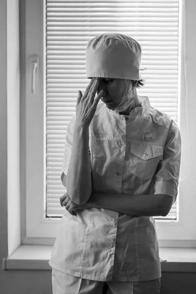 Женщина Врач Состоянии Стресса Окна Черно Белое Фото — стоковое фото