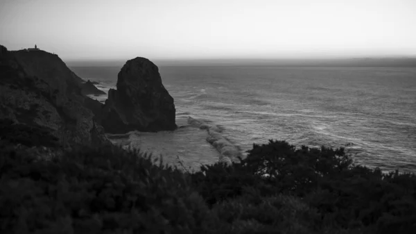 Прекрасний Краєвид Скелі Атлантичному Океані Сутінках Португалія Чорно Біле Фото — стокове фото