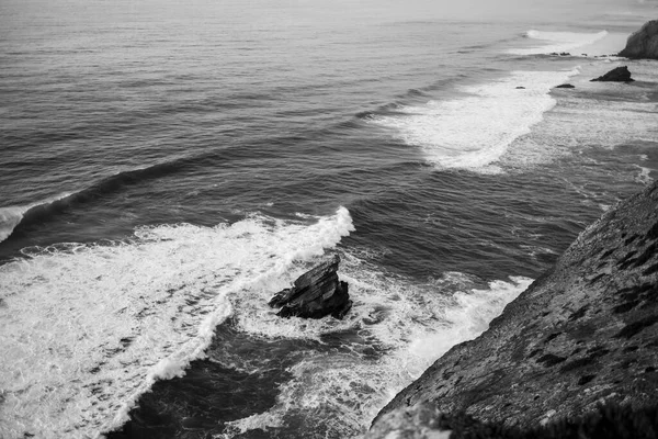 Falésias Oceano Atlântico Portugal Foto Preto Branco — Fotografia de Stock