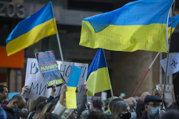 Porto Portugal Feb 2022 Tijdens Een Demonstratie Tegen Russische Invasie Stockafbeelding