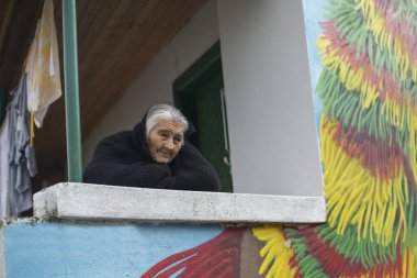 PODENCE, PORTUGAL - MAR 1, 2022: Podence köyünde düzenlenen antik karnaval sırasında. Kuzey Portekiz 'in en önemli geleneksel etkinliklerinden biri olan UNESCO' nun Soyut Dünya Mirası.