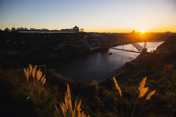 Utsikt Över Dom Luis Järnbro Över Dourofloden Vid Fantastisk Solnedgång — Stockfoto