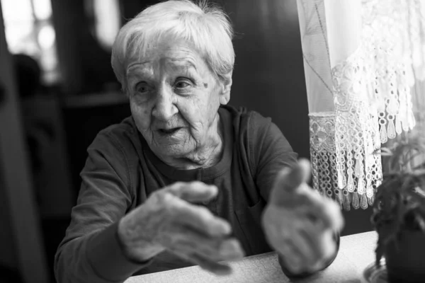 Sohbet Sırasında Yaşlı Bir Kadın Siyah Beyaz Fotoğraf — Stok fotoğraf