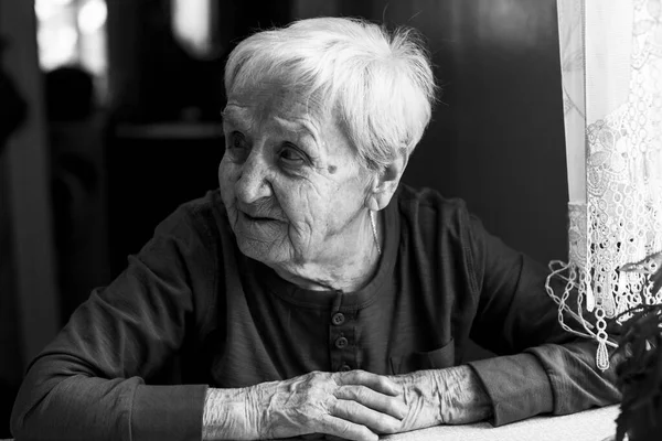Bir Evde Yaşlı Bir Kadın Portresi Siyah Beyaz Fotoğraf — Stok fotoğraf