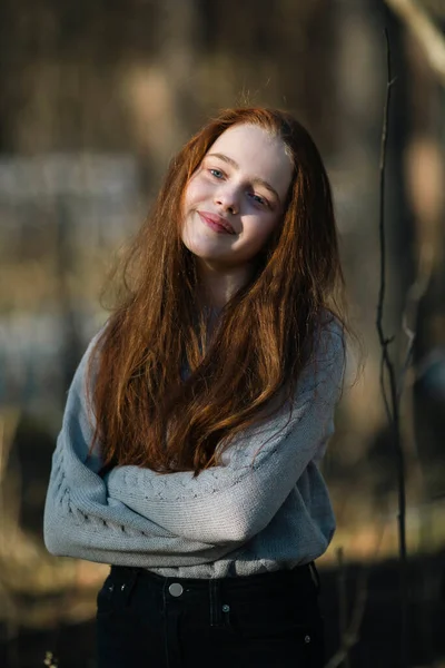 Portrét Zlatovlasé Dospívající Dívky Parku — Stock fotografie