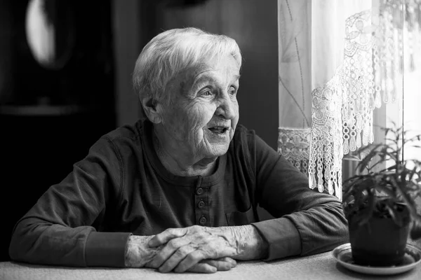 Portret Van Een Oude Vrouw Zwart Wit Foto Stockafbeelding