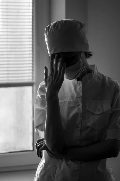 Egy Női Orvos Stresszes Állapotban Ablakban Fekete Fehér Fénykép Jogdíjmentes Stock Fotók