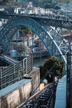 Portekiz 'in Porto şehrinin tarihi merkezinde Dom Luis Köprüsü manzarası.